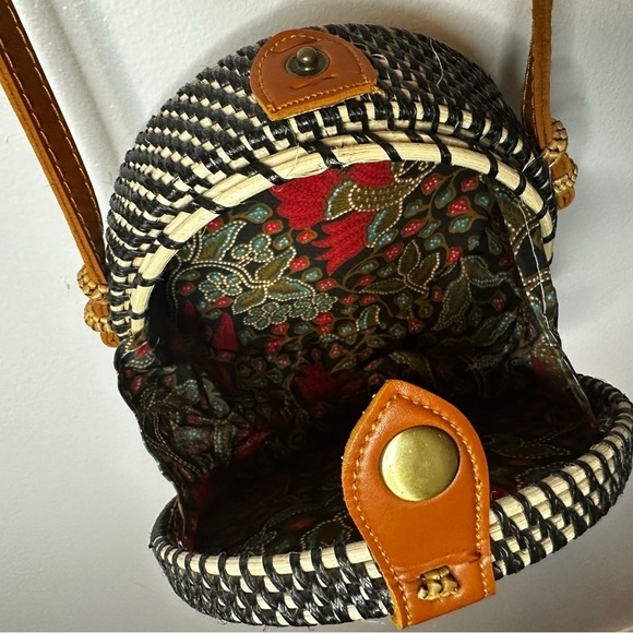 Stylish Black and Tan Woven Crossbody Bag - Picture 5 of 7